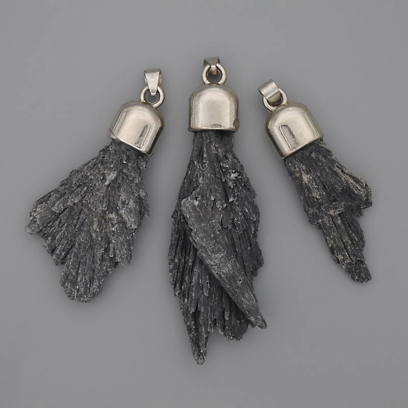 Wisiorek z kianitu 50–67×16–35 mm ±, długość 55–75 mm ±, asortyment rozmiarów (dla 1 sztuki)