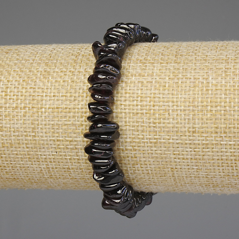 Bransoletka z drobin granatu na elastycznej bazie