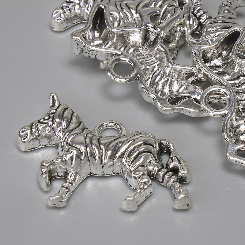 Wisiorek «Zebra», kolor metalu: srebrny, średnica 27×21 mm ± otwór 3,2 mm ± opakowanie 5 szt.