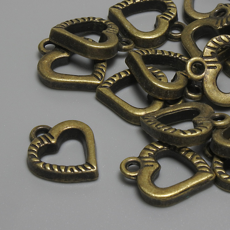 Wisiorek-serce w kolorze brązu, średnica 15×12 mm, otwór w uszku 2,3 mm, opakowanie 15 szt.