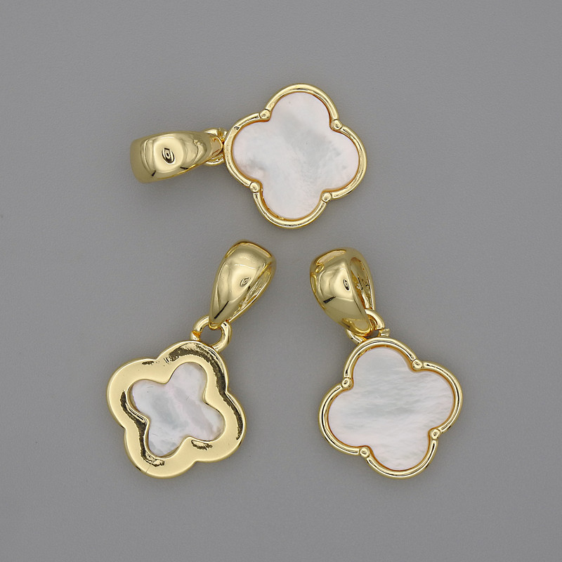 Wisiorek z masy perłowej w kształcie koniczyny 14×14 mm, długość 24 mm, złoty metal