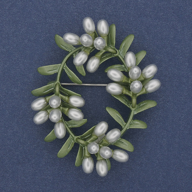 Broszka «Wianek Perły» (sztuczne) – emalia, metal srebrzysty, 47×57 mm+