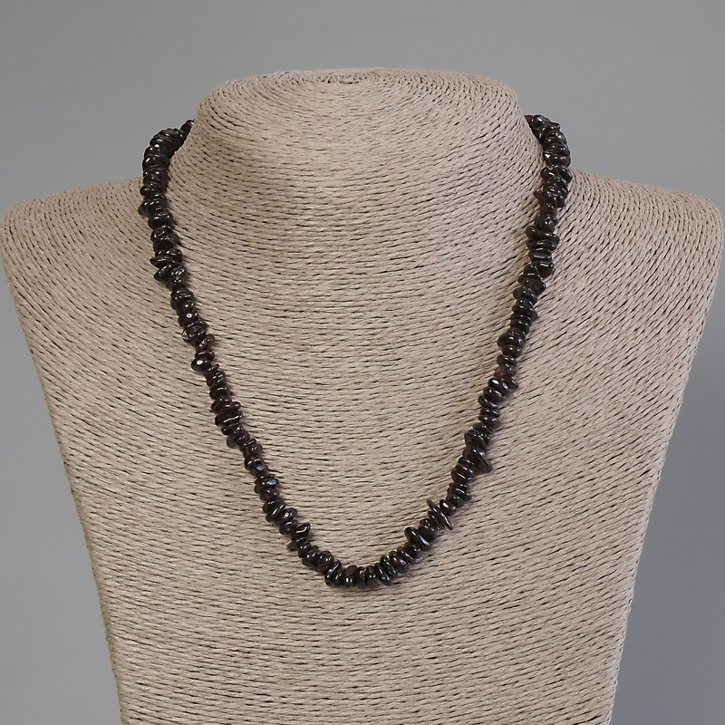 Naszyjnik z granatu w drobinach, średnica 6–9×2–4 mm, długość 50 cm, z zapięciem
