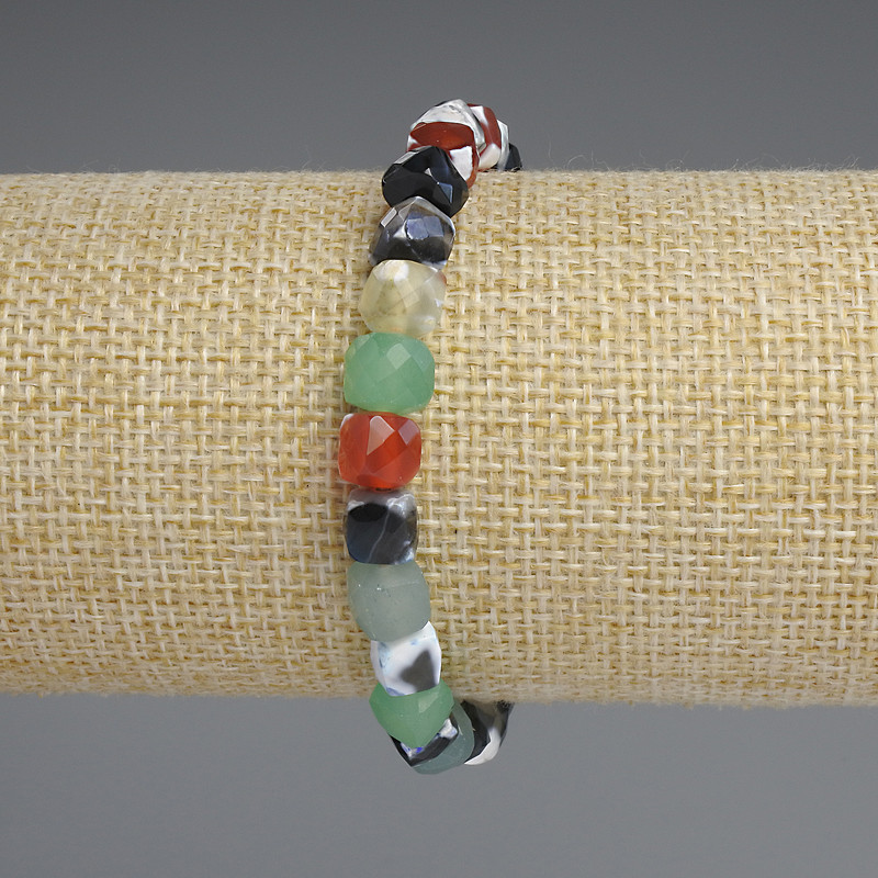 Bransoletka z fasetowanego agatu w sześcianach — średnica 6,5×6,5 mm, długość 18 cm, elastyczna