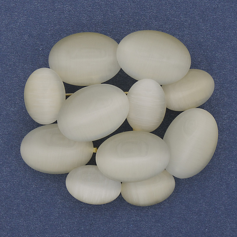 Broszka-kulon „Akcent” z szarym kamieniem kociego oka w złotym metalem 49×45 mm+