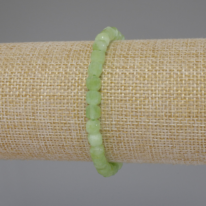 Bransoletka z chryzolitem i oliwinem w formie szlifowanych kostek o wymiarach około 5×5 mm, długość 18 cm, elastyczna