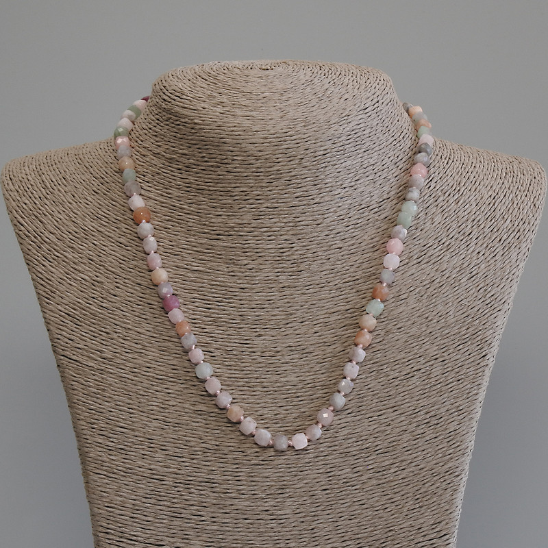 Naszyjnik z jadeitu, fasetowany sześcian o wymiarach 5×5 mm, długość 50 cm ± z zapięciem