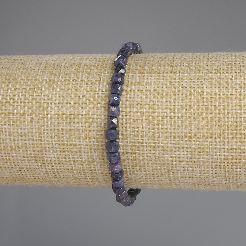 Bransoleta z fasetowanego szafiru w kształcie sześcianu, o boku 4×4 mm, długość około 18 cm