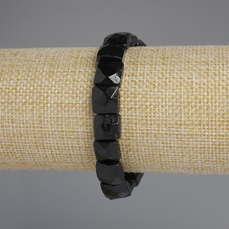 Bransoletka z turmalinu — kwadratowy szlif, średnica 10–11×10–11 mm, długość 18 cm