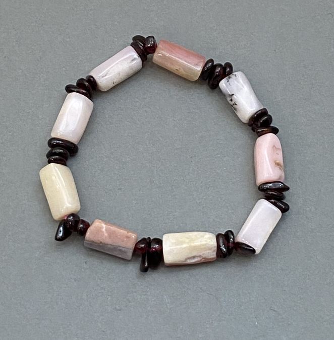 Bransoletka z opalu ciętego 13×8 mm i drobinkami granatu 7×3 mm, długość 18 mm, elastyczna