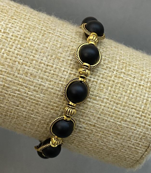 Bransoletka ze szungitu z gładką kulką, średnica 8 mm ±, z metalowymi wstawkami, długość 18 cm ± elastyczna