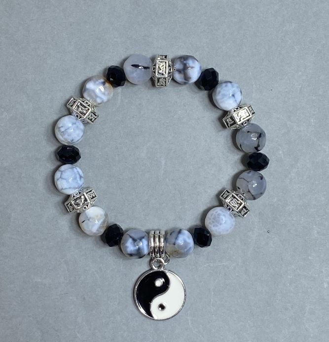 Bransoletka z agatu żyły smoka, kulka o średnicy 10 mm, czeskie kryształy rondelowe 8×6 mm, długość 18 cm, elastyczna