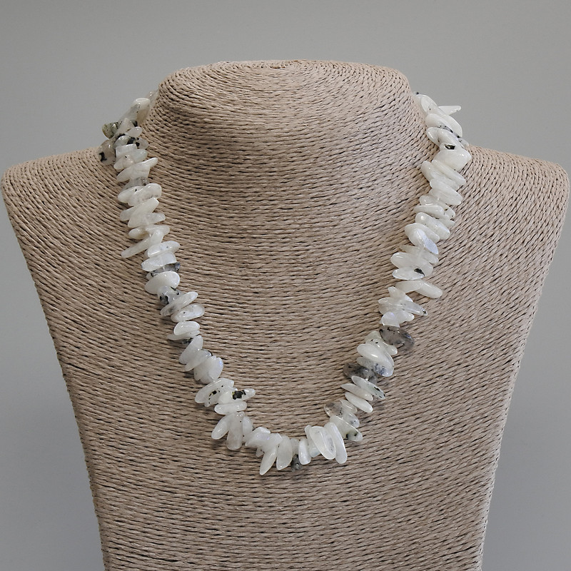 Naszyjnik z adularu – odłamki, średnica 12–16×2–6 mm, długość 45 cm + 5 cm łańcuszka przedłużającego