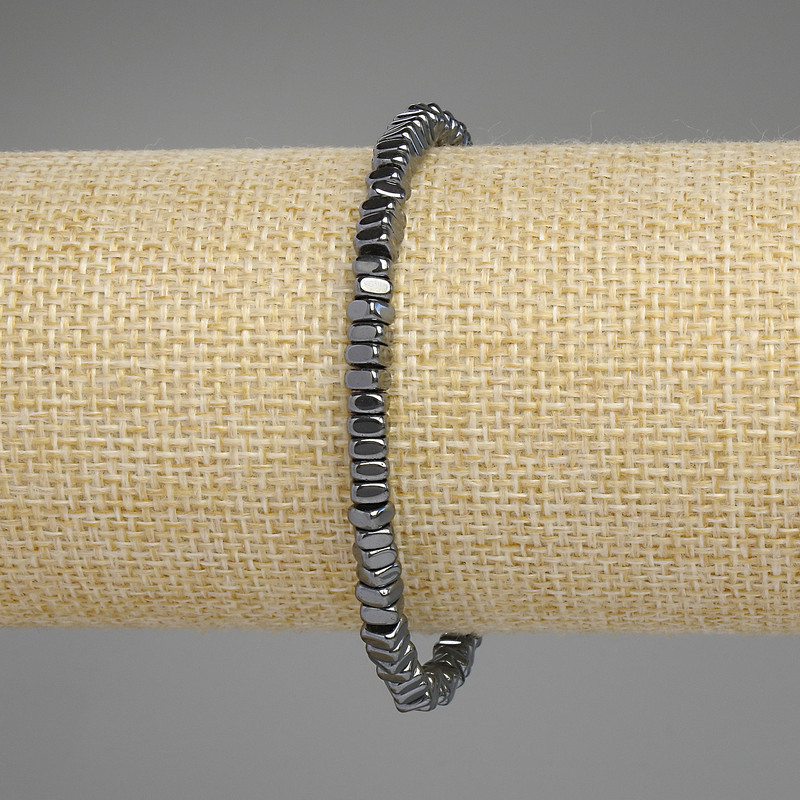 Bransoletka hematytowa — kwadratowy rondel 4×2 mm, długość 18 cm, na elastycznej bazie