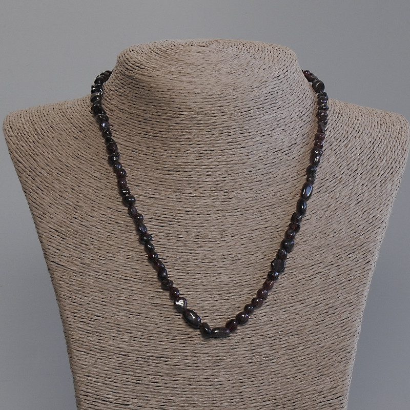 Naszyjnik z granatu fasetowanego, średnica 5-7×5-7 mm ±, długość 45 mm ± z zapięciem