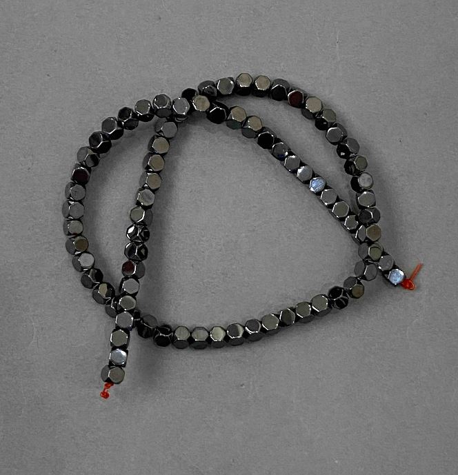 Koraliki hematyt w kształcie sześcianu 5×5 mm ± na nici, długość 40 cm+