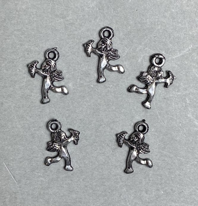 Wyprzedaż! Opakowanie 0,5 kg Zawieszka Amur, tworzywo sztuczne, kolor ciemnego srebra, wymiary 17 × 14 × 2 mm, otwór 2 mm