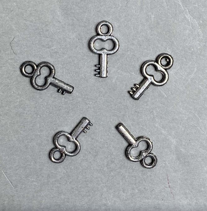 WYPRZEDAŻ! Zawieszka Klucz, plastik, kolor ciemnego srebra, wymiary 20×11×3 mm ± otwór 3 mm