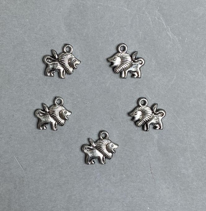 WYPRZEDAŻ! Zawieszka Lew z tworzywa sztucznego, kolor ciemnego srebra, wymiary 16×16×3 mm ± otwór średnicy 2–3 mm