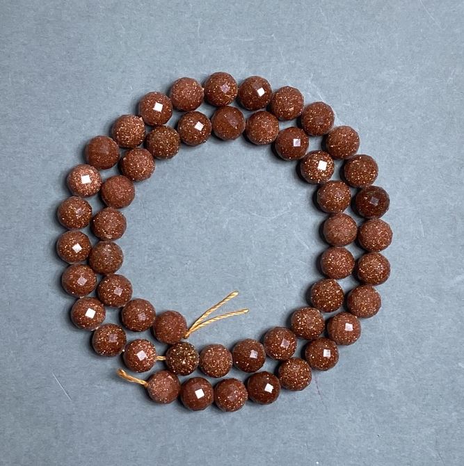 Koraliki z awenturytu «Złoty piasek» - fasetowana kula, średnica ~8 mm, na nitce, długość 38 cm+