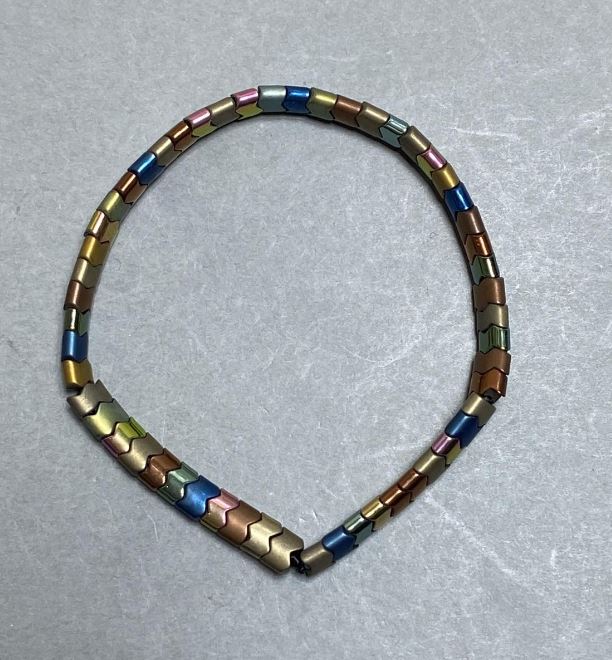 Bransoletka z hematitu «Fala», średnica koralików około 5 mm, 5×4 mm +/-; długość 18 cm, elastyczna