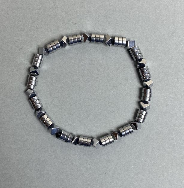 Bransoleta z hematitu rondel 5×2 mm ±, sześcian 4×4 mm ±, długość 18 cm, elastyczna