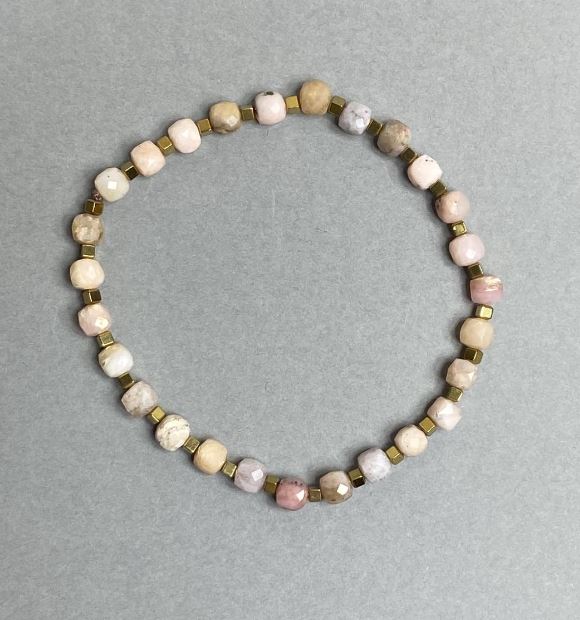 Bransoletka z różowego opalu, fasetowany sześcian 5x5x5 mm + hematyt, kostka 2x2 mm, długość 18 cm, elastyczna