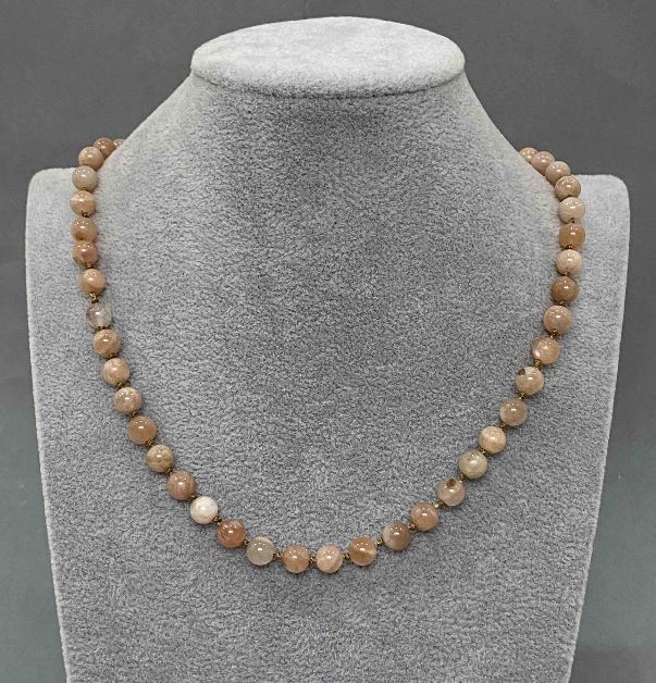 Naszyjnik z selenitu, gładkie kulki, średnica 6,5 mm, długość 45 cm z zapięciem