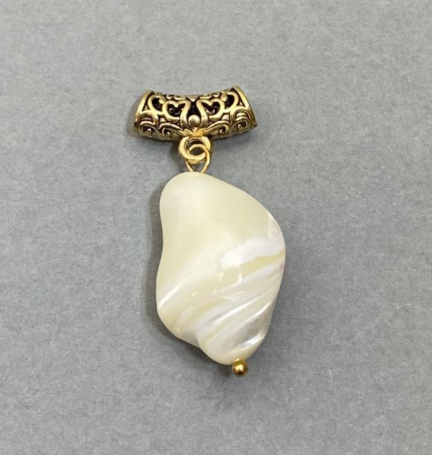 Wisiorek z masy perłowej 14-18×12-13 mm ± (asortyment rozmiarów) z zaczepem 14×+6 mm+