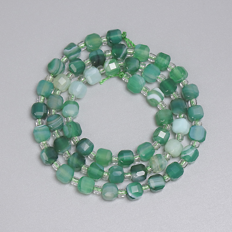 Koraliki agat fasetowane w kostki 5×5 mm +- i koraliki 3 mm +-, długość 38 cm +- na nitce