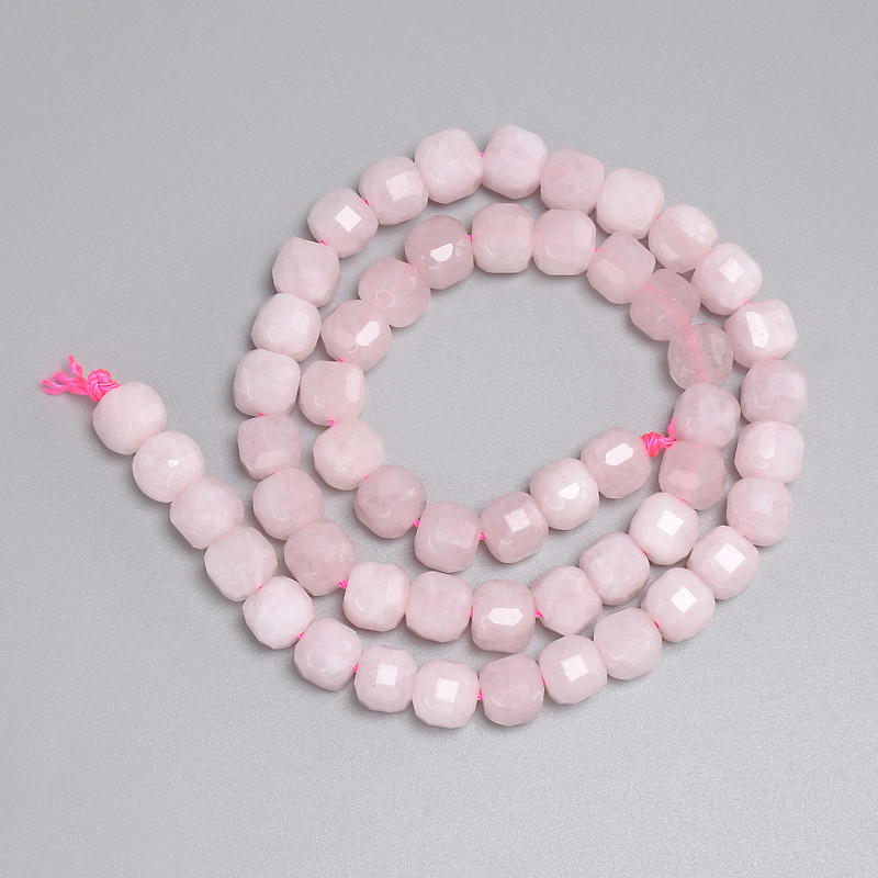 Koraliki z różowego kwarcu w kształcie sześcianu 7×7 mm, długość ok. 37 cm na nitce
