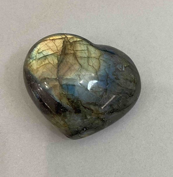 Kamień pamiątkowy z labradorytu w kształcie serca 72×60×37 mm ± waga od 221 g