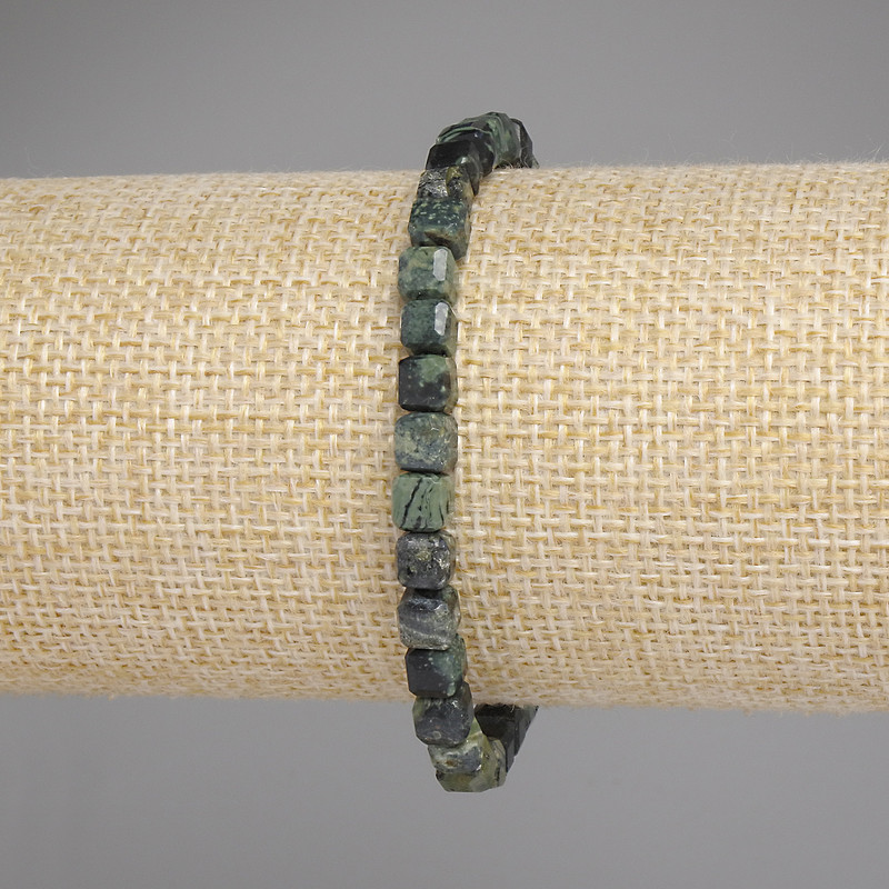 Bransoletka z oceanicznego jaspisu, fasetowane kostki o średnicy 5 mm, długość 18 cm ±, elastyczny sznurek