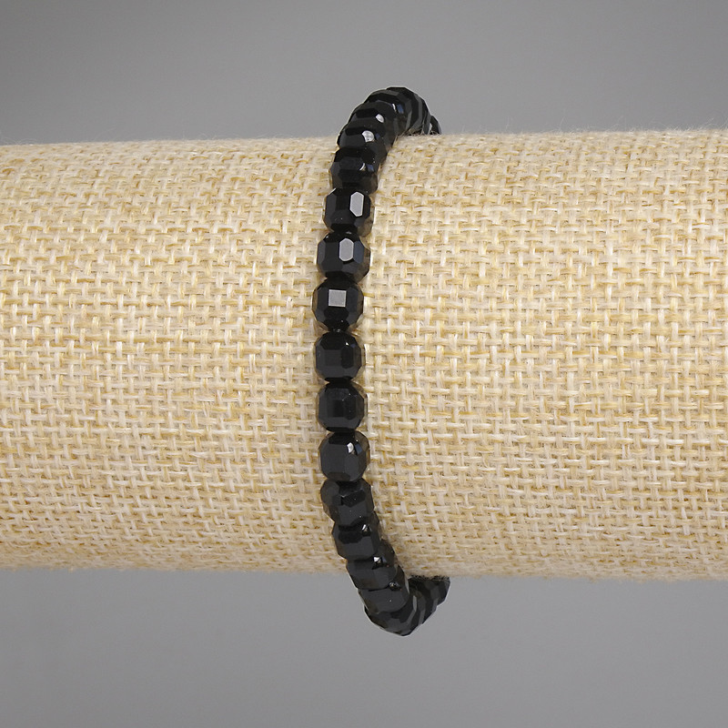 Bransoletka z turmalinu, fasetowane kostki o wymiarach 5×5 mm, długość 18 cm, ± na elastycznej gumce