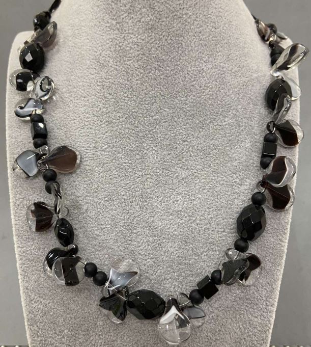 Naszyjnik z Murano szkła i agatu – motylek, 20×12 mm ±, agat sztuczny fasetowany 11×7 mm ±, 16×11 mm ±, długość 60 cm ±, z zapięciem