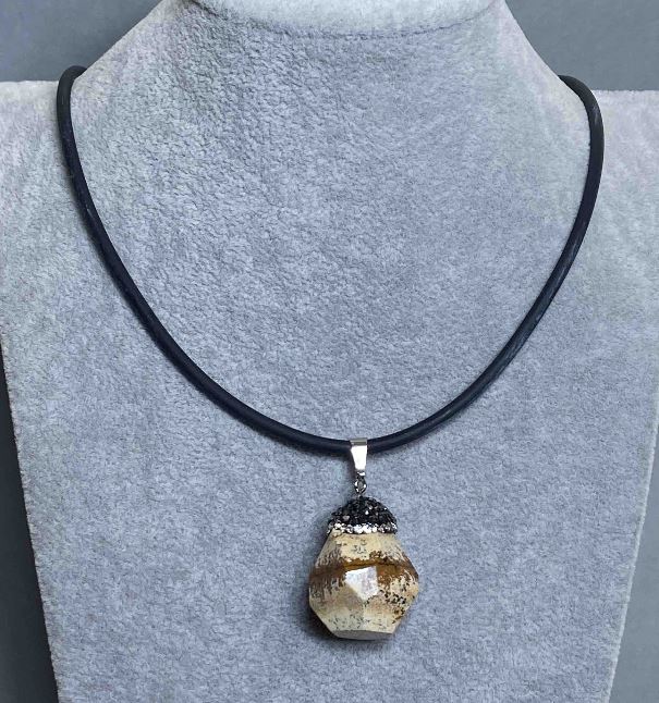 Wisiorek z jaspisu na kauczukowym sznurku