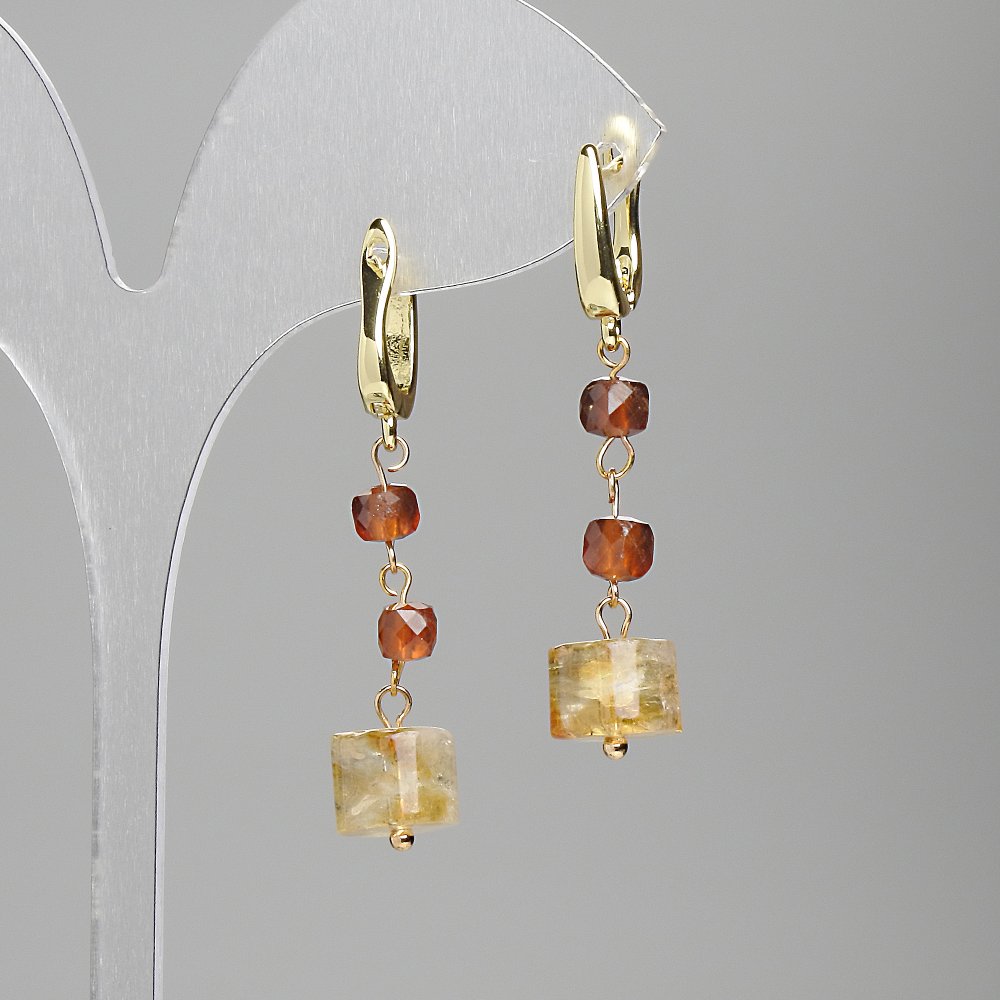 Kolczyki z cytryną w cylindrze 9×6 mm ±, hessonit (żółty granat) kostka 4 mm ±, długość ok. 42 mm