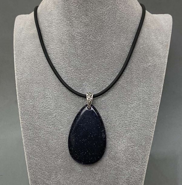 Wisiorek z awenturynem Noc Kairy 40x55 mm (±) na sznurku kauczukowym, długość 60 cm + 5 cm przedłużka