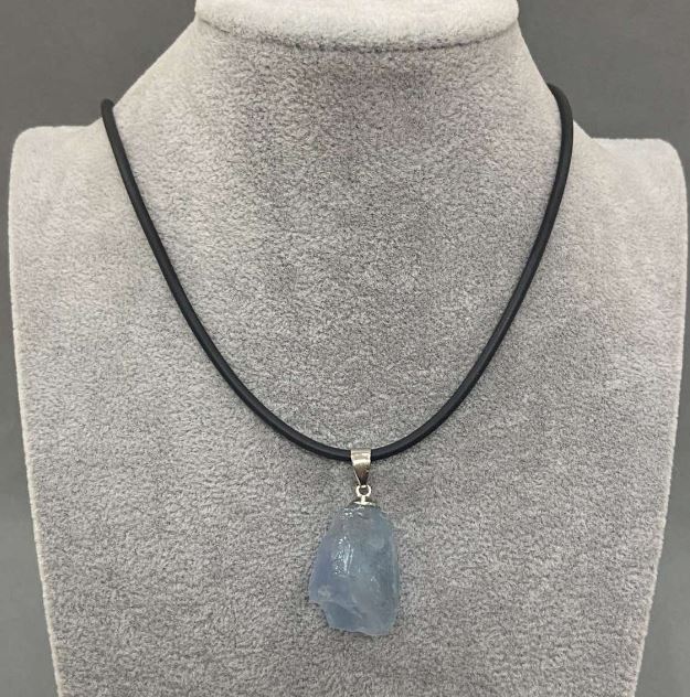 Wisiorek z nieobrobionego akwamarynu, wymiary kamienia 31×16–37×18 mm ±, na sznurku, średnica 2,5 mm ±, długość 50 cm ± 5 cm łańcuszka
