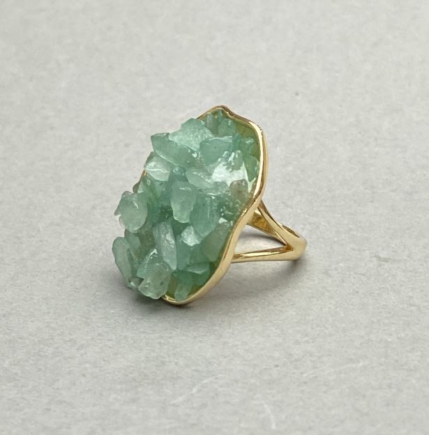 Kolczyk z fragmentu nefrytu w złotej oprawie