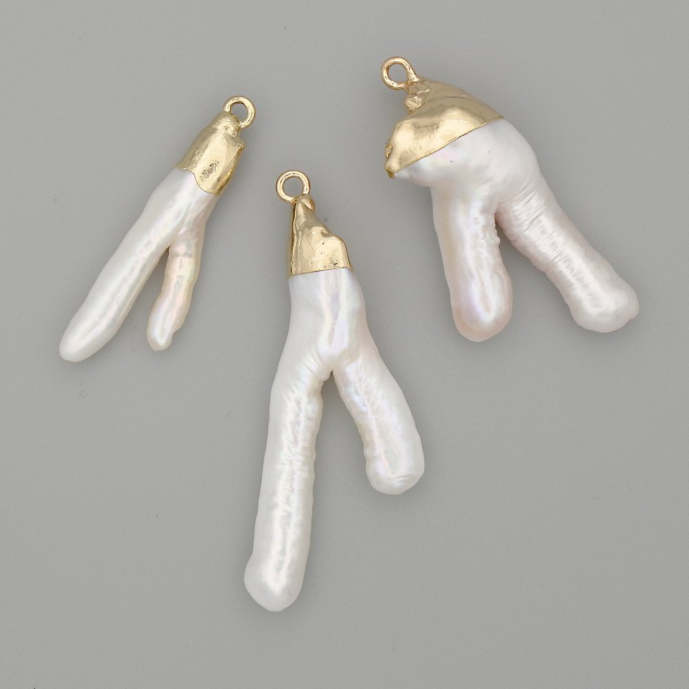 Wisiorek z barokowych pereł, metal złocisty, średnica 25–44×14–16 mm, rozmiary mieszane