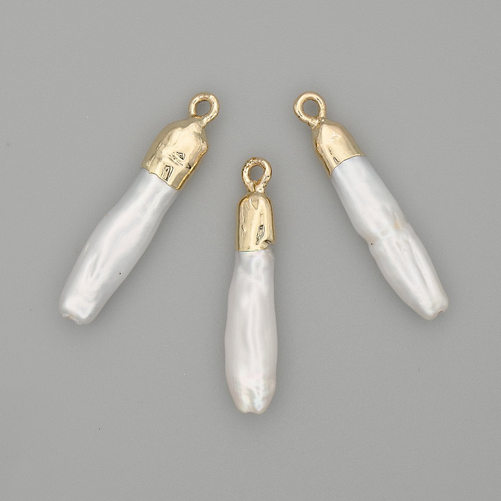 Wisiorek z barokowych pereł, metal złocisty, średnica 30×5 mm+