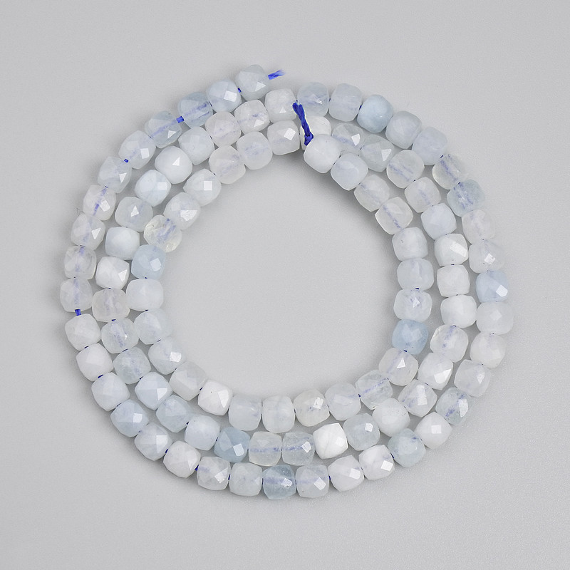 Koraliki z akwamarynu fasetowane w kostki 4×4 mm, długość około 39 cm na nitkę