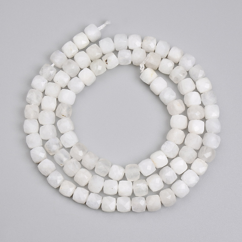 Koraliki adularu fasetowane w kształcie sześcianu o wymiarach 4×4 mm, długość około 38 cm na nici