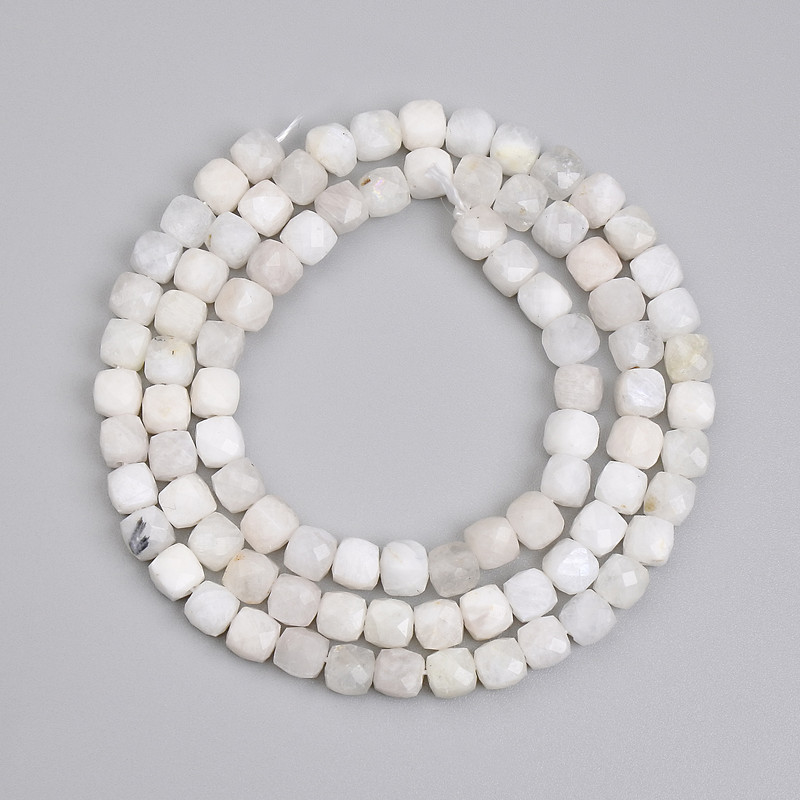 Koraliki adularu fasetowane kostki 4×4 mm, długość 38 cm ± na nitce