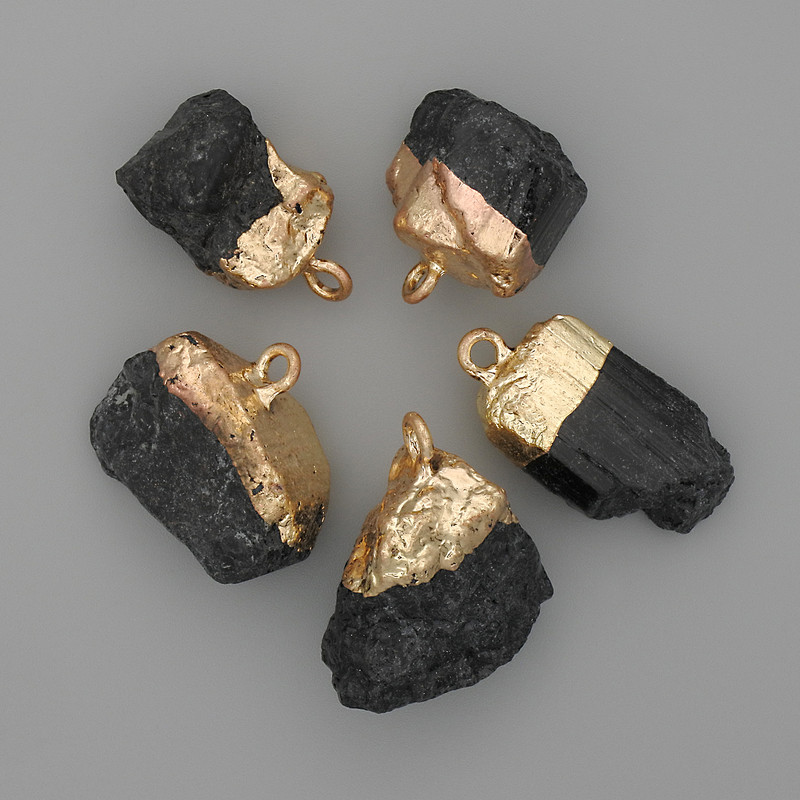 Wisiorek z turmalinu Sherl, nieobrobiony kamień, metal złocisty, 24–32×14–22 mm, różne rozmiary