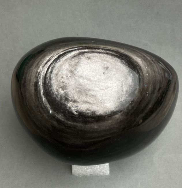 Suvenir naturalny kamień: obsydian srebrzysty, wymiary 115×90×78 mm (+/-), masa 1209 g