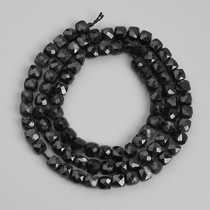 Wyprzedaż! Koraliki z czarnego turmalinu, fasetowane sześciany, średnica 4×4 mm ± na nitce, długość 39 cm+