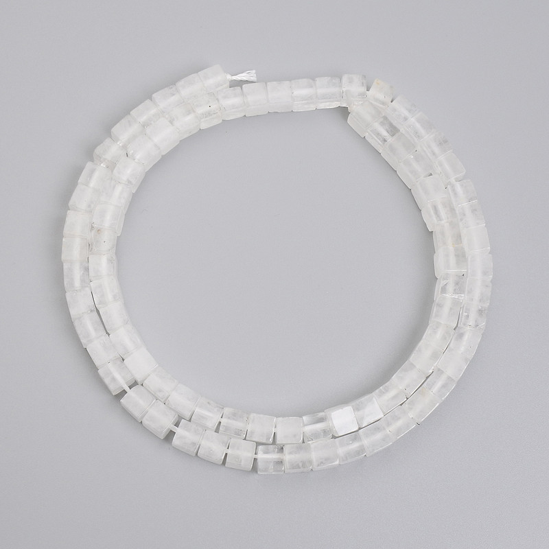 Koraliki z górskiego kryształu w kształcie kostki, średnica 4,5×4,5 mm, nawleczone na nitkę, długość 38 cm+