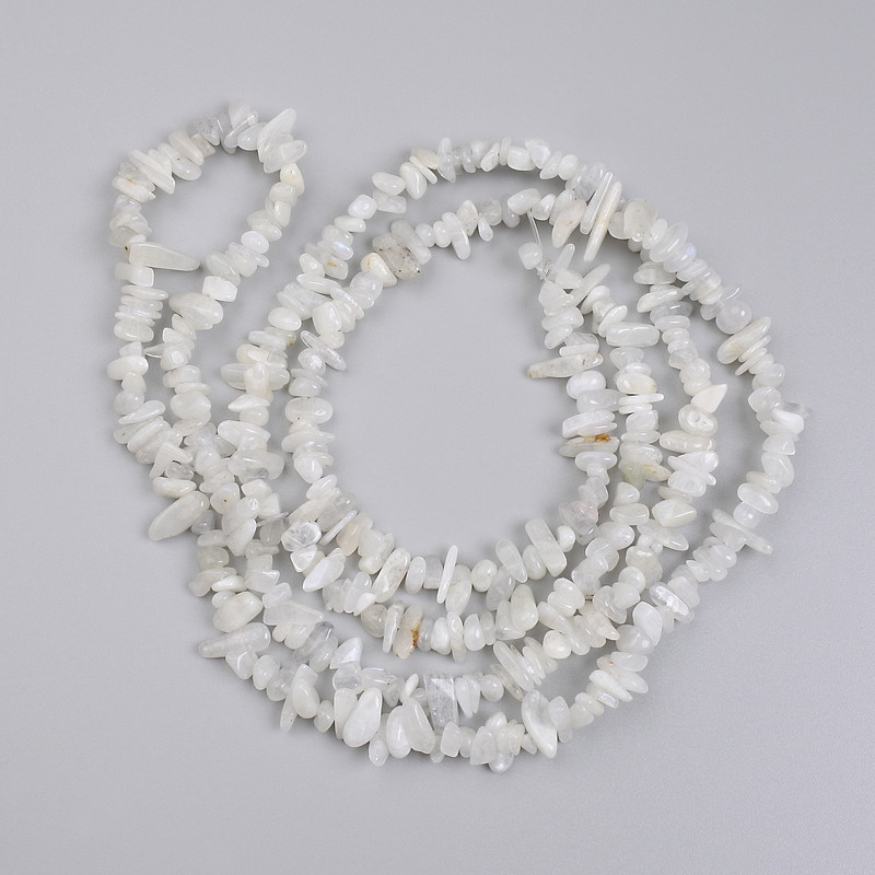 Koraliki adularu – drobinki, średnica 4–10×2–4 mm, długość 78 cm – na żyłce